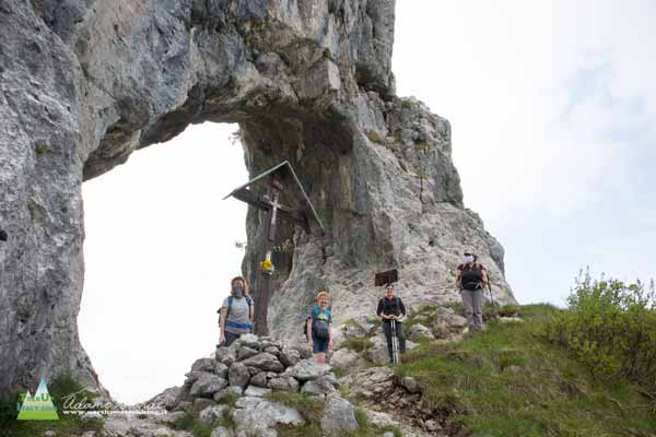 Foto di gruppo alla porta di Prada