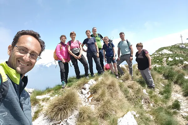 gruppo in cima trekking lombardia