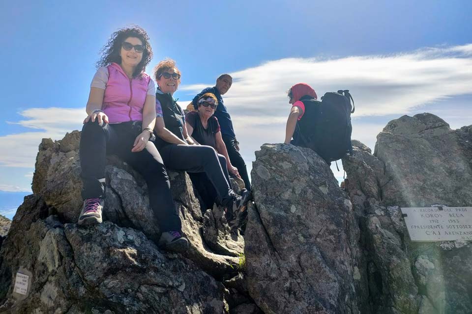 Escursione sulle tardie sulle rocce