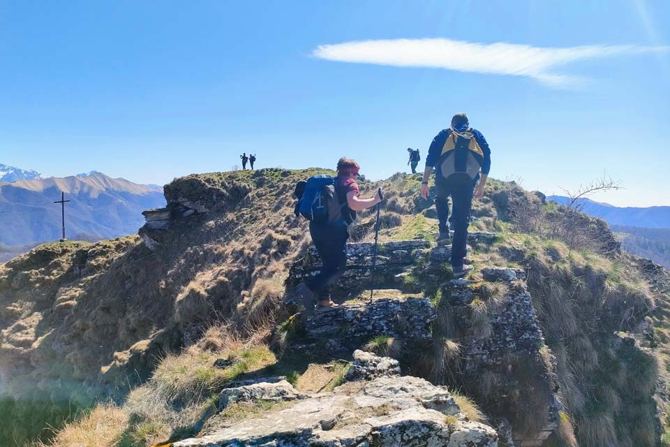 ampia cresta in cima al sasso