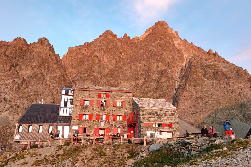Il rifugio sella e il Monviso