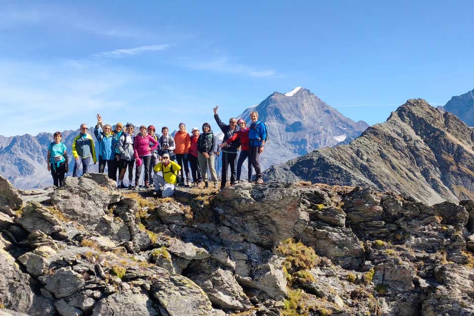 Il gruppo in cima con vista sul Grand Combin