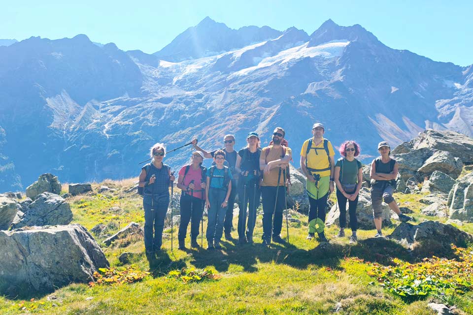 Il gruppo al cospetto dei ghiacciai del susten