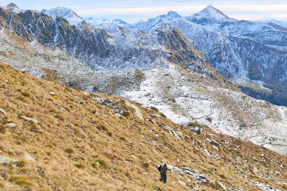 In salita verso il passo e la prima neve sui versanti ombreggiati