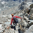La discesa alterna tratti di sfasciume a tratti di breve arrampicata