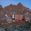 Il Rifugio Sella all'alba alle spalle il Monviso