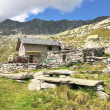 Il piccolo rifugio e il suo alpeggio