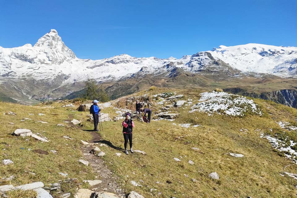 Escursione al cospetto del Cervino tra larici infuocati e panorami