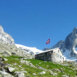 Il Rifugio Sciora ai piedi delle pareti di Badile e Cengalo