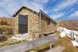 Il piccolo rifugio sulla cresta opposta