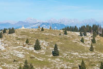 Trekking sull'Altopiano di Asiago dei sette comuni tra cime, storie e personaggi