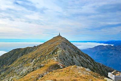 Escursione ad anello alla Punta Tre Vescovi e alla Colma di Mombarone
